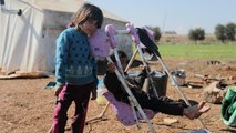 سكان المخيمات السورية الجديدة على الحدود التركية يشكون نقص المياه