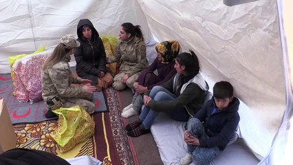 Kadın astsubaylar Van'daki depremzedeleri yalnız bırakmadı - VAN