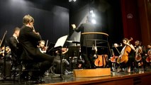 İtalyan sanatçı Tifu, Tekfen Filarmoni Orkestrasıyla Bursa'da konser verdi