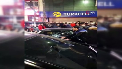 Sultangazi'de araçlara çarparak ilerleyen sürücüye vatandaşlardan linç girişimi kamerada