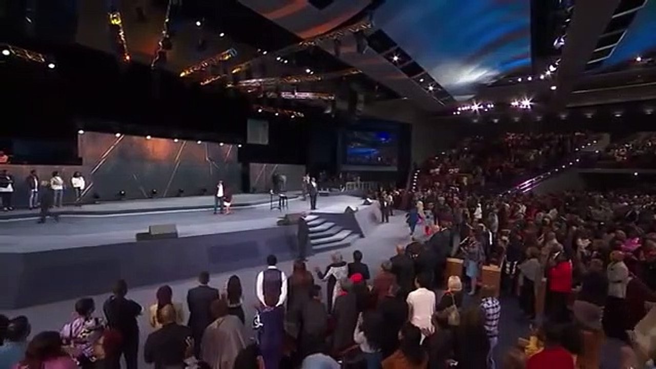 HEART WRENCHING! BISHOP TD JAKES PRAYS OVER MICAH STAMPLEY AS HE MOURNS