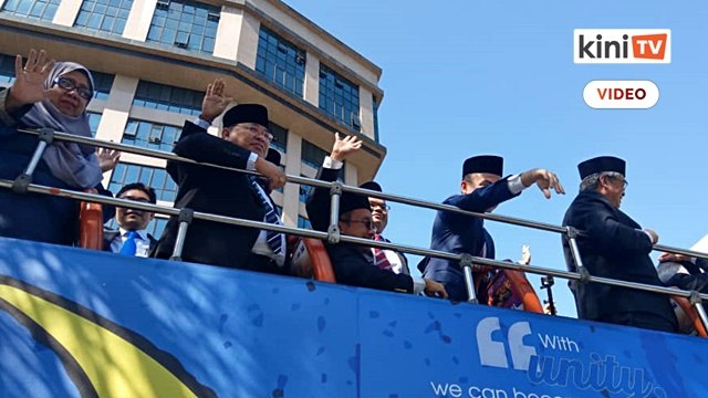 Meriah! MP PKR naik bas dua tingkat ke Istana Negara