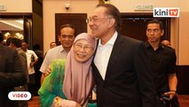 Anwar, Wan Azizah sambut ulangtahun perkahwinan ke-40 sebelum ke istana