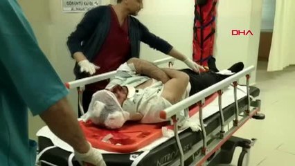 Otomobil, yol kenarındaki tezgaha daldı 2 yaralı