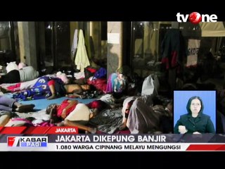 Masih Terendam Banjir, Warga Cipinang Bertahan di Pengungsia