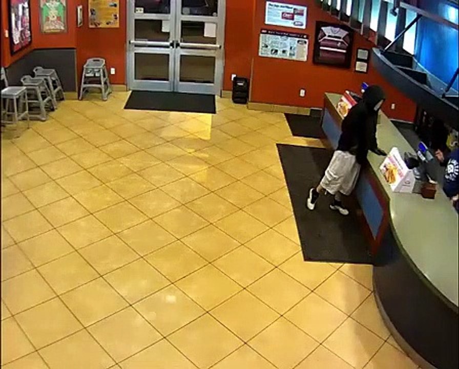 Un homme braque un restaurant alors que deux policiers se trouvent à l’intérieur