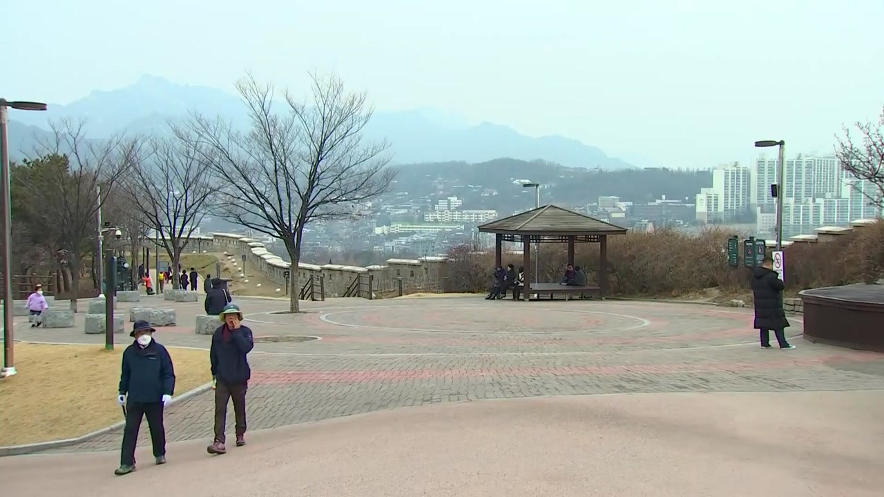 [날씨] 구름 많고 예년보다 포근...동해안 대설 / YTN