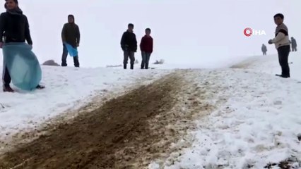 Demir ve tahtadan yaptıkları kayaklarla karın tadını böyle çıkardılar