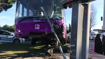 Yolcu dolu otobüs ile otomobil çarpıştı