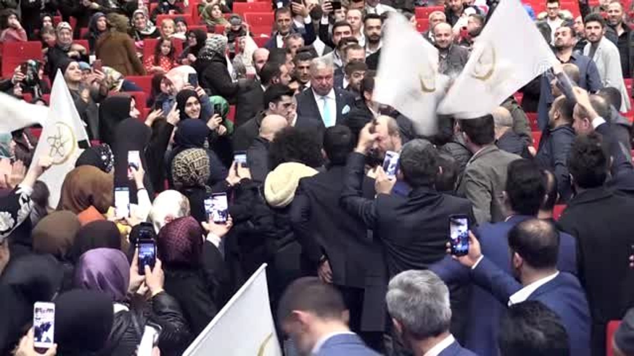 Yeniden Refah Partisi Genel Başkanı Erbakan, babası Necmettin Erbakan'ı anlattı