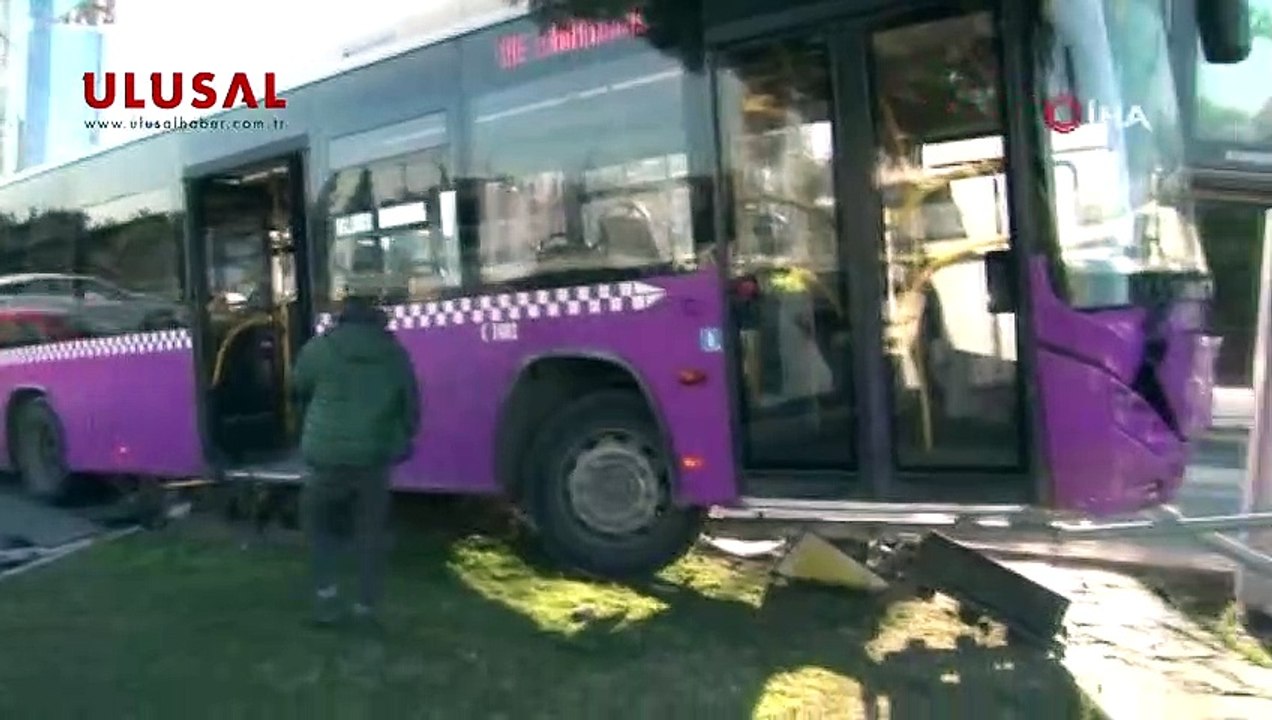 Kaldırıma çıkıp trafik ışıklarına çarpan otobüs havada asılı kaldı