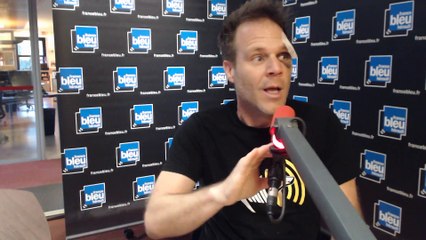 Rémi Gaillard, amoché, arrive en retard dans le studio de France Bleu Hérault