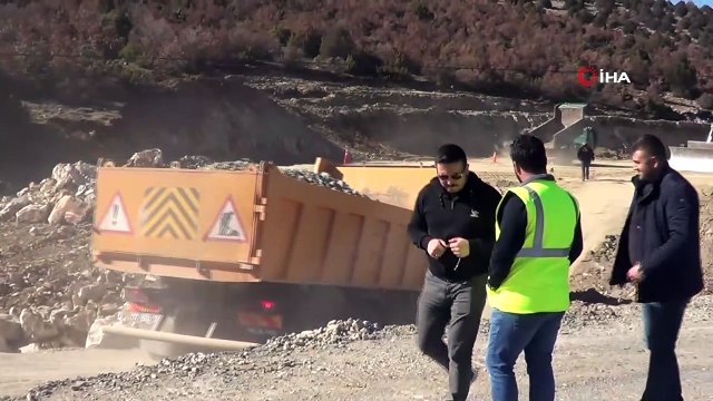 Yoğun yağış sonrası yol çöktü, derin çatlaklar oluştu