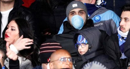 Napoli-Barcelona maçına, tribünde maske takan taraftarlar damga vurdu