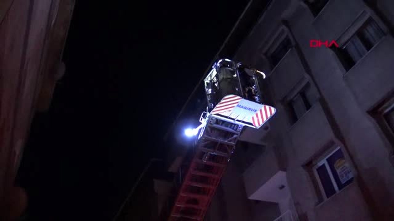 Avcılar'da evde uyuyakalan genci itfaiye ve polis ekipleri uyandırdı