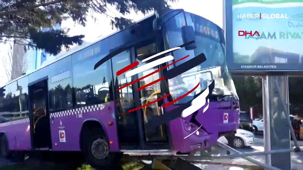 Ataşehir'de feci kaza! Reklam panosuna çarptı, havada asılı kaldı