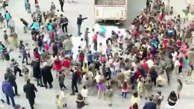 Öğrenciler istedi, kamyon kamyon kar Uludağ'dan okulun bahçesine taşındı