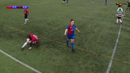 Video herunterladen: Une footballeuse remet son genou déboîté en place pendant un match et continue la partie