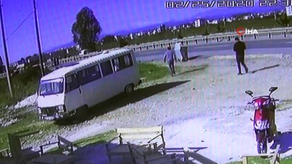 Seyir halindeki araç devrildi, o anlar kameraya böyle yansıdı: 2 yaralı