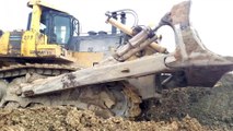 Komatsu D475A Bulldozer - Pushing Mud