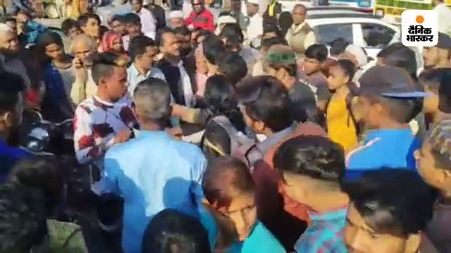 युवती ने छेड़खानी के आरोपी युवक को पकड़कर पीटा, भीड़ ने बाल खींचकर की धुनाई