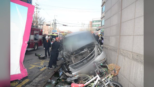 서울 구로동에서 승합차 트럭에 돌진...1명 부상 / YTN