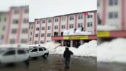 Bitlis'te ilginç görüntü...Halatla bağladığı karı arabayla çekti