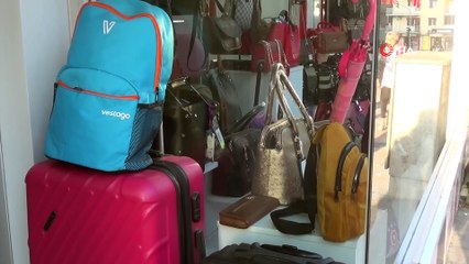 Beğendiği çantayı böyle çaldı