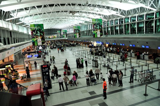 Sin barbijos, ni precauciones: así esperan en Ezeiza la llegada de uno de los vuelos provenientes de Italia