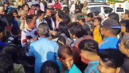 युवती ने छेड़खानी के आरोपी युवक को पकड़कर पीटा