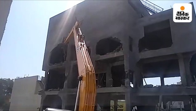 निगम ने 3 मंजिला अवैध निर्माण को पोकलेन मशीन की मदद से ढहाया, नक्शे के विपरीत बन रही थी