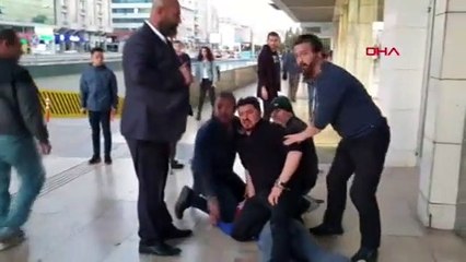 Şantajla aldıkları paraları sokağa saçtılar!