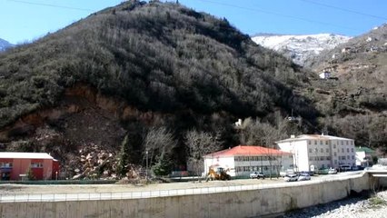 Bahçe duvarı heyelandan zarar gören okulda eğitime ara verildi