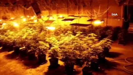 Evi uyuşturucu fabrikasına döndürmüşler...Özel olarak tasarlanmış ısıtma, havalandırma ve aydınlatma düzenekleri ele geçirildi