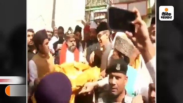 प्रधानमंत्री नरेंद्र मोदी की ओर से केंद्रीय मंत्री मुख्तार अब्बास नकवी ने जियारत कर चढ़ाई चादर