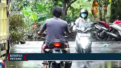 Warga Jemur Perabotan di Tengah Banjir yang Belum Surut