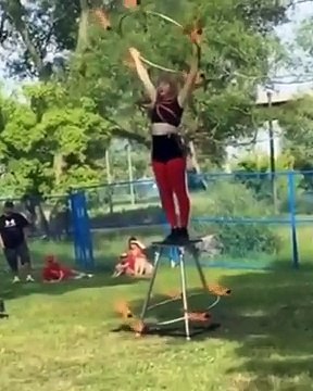 Ce gars pensait secourir une femme d’un incendie et a gâché tout le spectacle.