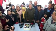 HDP önünde evlat nöbeti tutan aileler, Cumhurbaşkanı Erdoğan'ın doğum gününü kutladı
