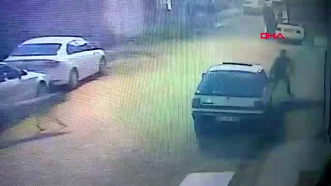 Sivas köpeklerden kurtulmak için otomobilin üzerine çıktı, sırtüstü düştü