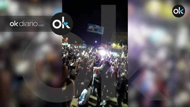 Jóvenes dominicanos cantan el himno nacional en la Plaza de la bandera