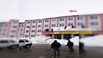 Bitlis okulun çatısındaki karı temizlemek için sıra dışı bir yöntem seçtiler