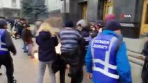 - Ukrayna'da bir gösterici kendini ateşe verdi
