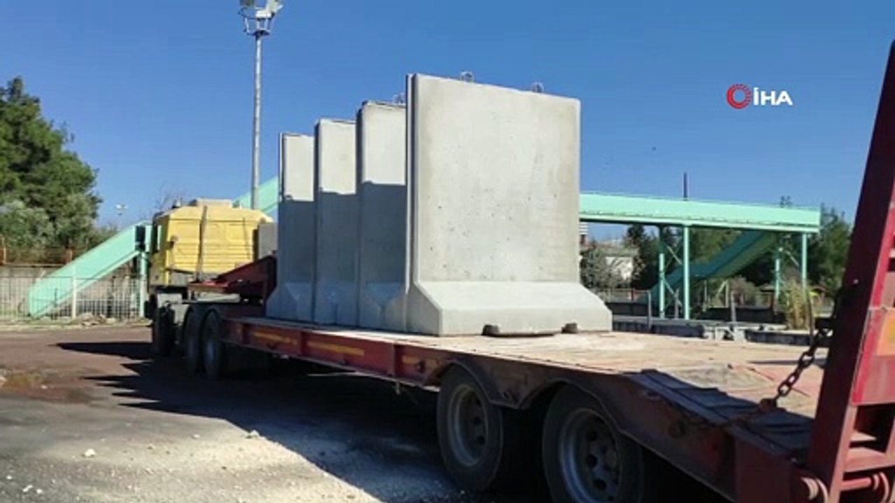 İdlib’e Beton Bariyer Sevkiyatı