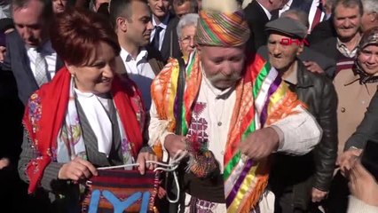 Balıkesir'de esnaf ziyareti yapan akşener, gümüş alyans aldı