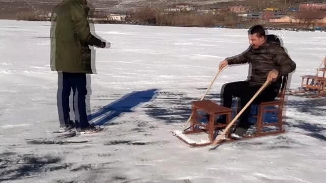 Çıldır Gölü'nde sandalyeli buz kızağı ve kar bisikleti keyfi