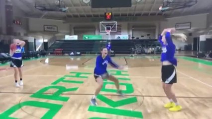 Download Video: El equipo de baloncesto femenino de Dakota del Sur encesta cinco canastas seguidas desde mitad del campo