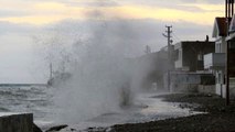 Deniz ulaşımına fırtına engeli! Çanakkale'ye bazı seferler iptal edildi