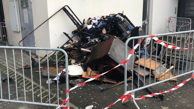 Derrière l’immeuble, restent un amas d’objets brûlés