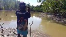 Mancing di sungai dapat ikan besar