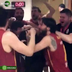 Galatasaraylı oyuncuların Fenerbahçe galibiyeti kutlaması